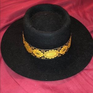 Small lack of color boater hat